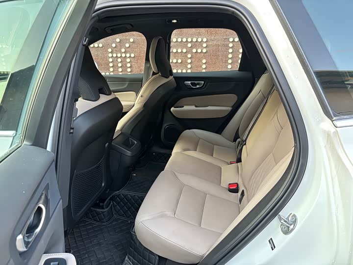 Фото 9 - Volvo XC60