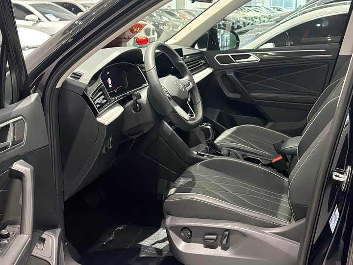 Фото 8 - Volkswagen Tiguan L Pro