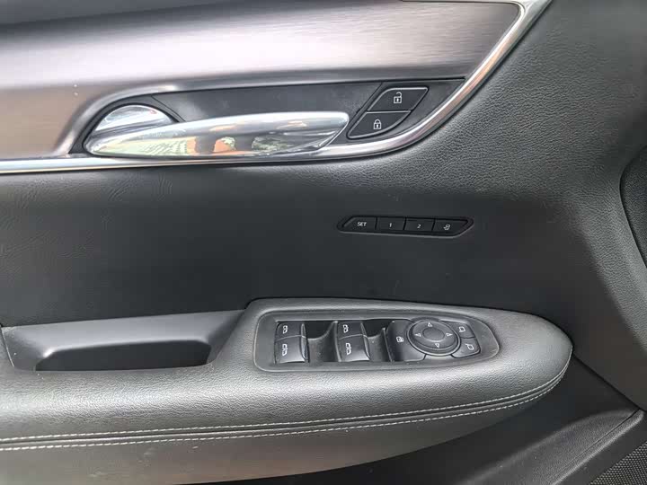 Фото 9 - Cadillac XT6