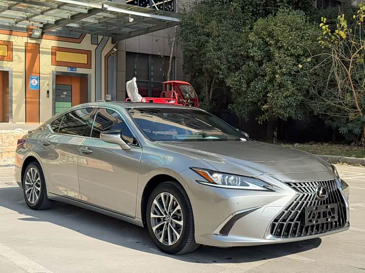 Фото 3 - Lexus ES