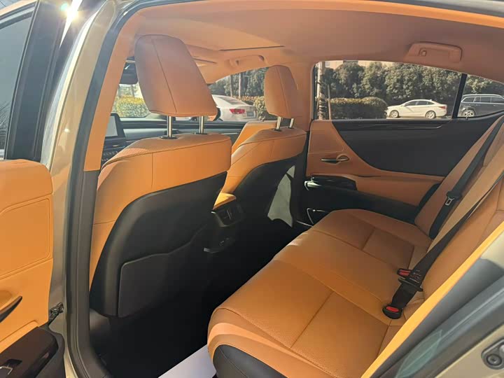 Фото 5 - Lexus ES