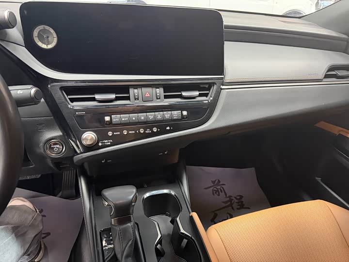 Фото 9 - Lexus ES