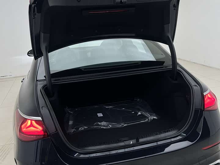 Photo 9 - Mercedes-Benz E-Class