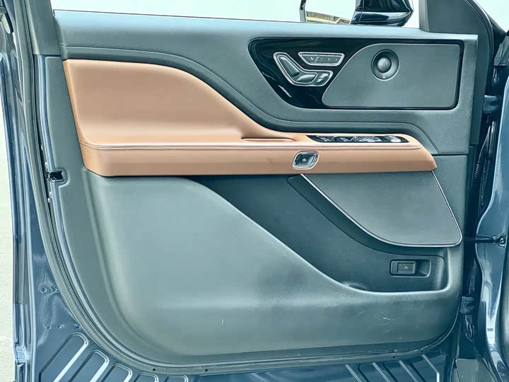 Фото 6 - Lincoln Aviator