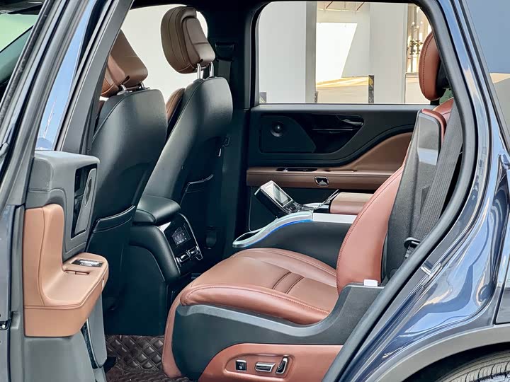 Фото 7 - Lincoln Aviator