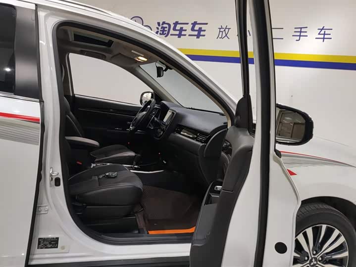 Фото 8 - Mitsubishi Outlander