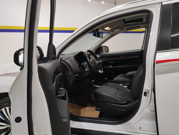 Фото 9 - Mitsubishi Outlander