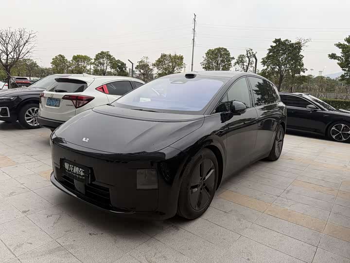 Фото 1 - LiXiang i8