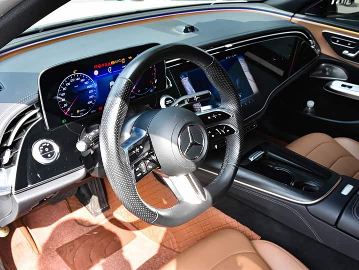 Photo 8 - Mercedes-Benz E-Class
