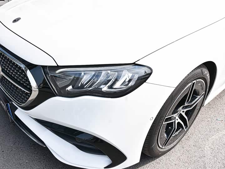 Photo 9 - Mercedes-Benz E-Class