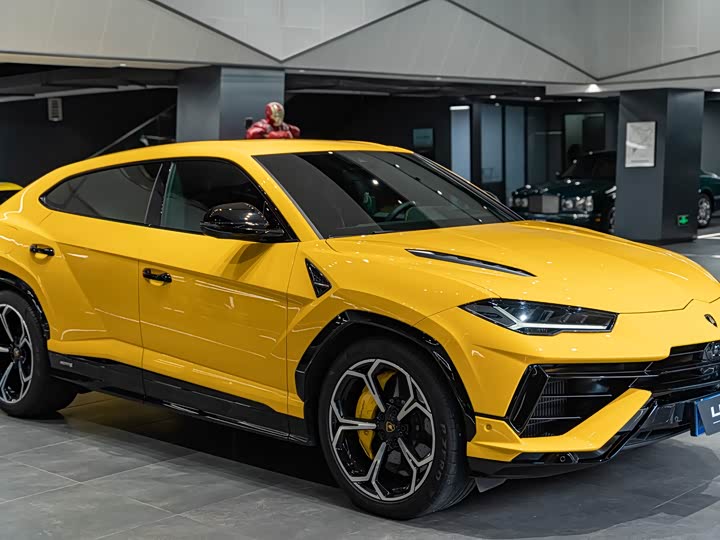 Фото 3 - Lamborghini Urus