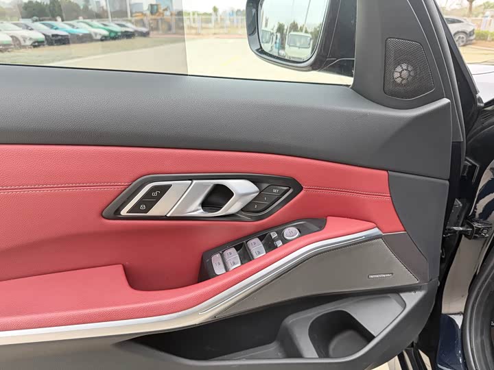 Photo 4 - BMW 3 Series