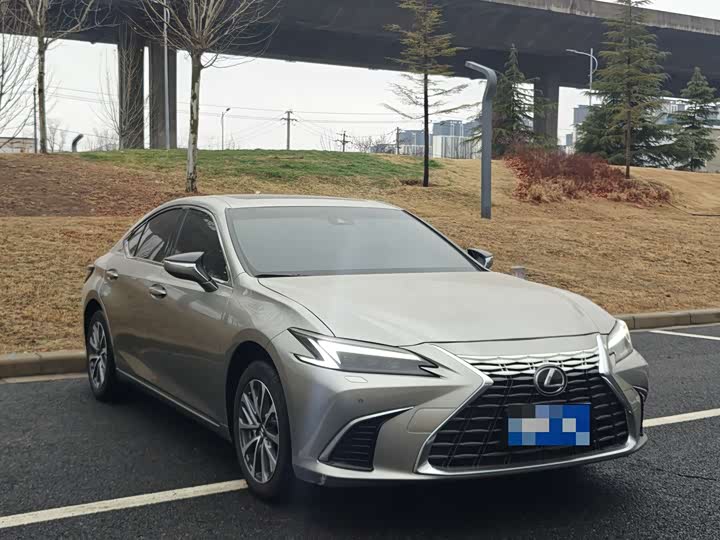 Фото 3 - Lexus ES