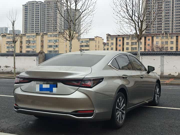 Фото 6 - Lexus ES