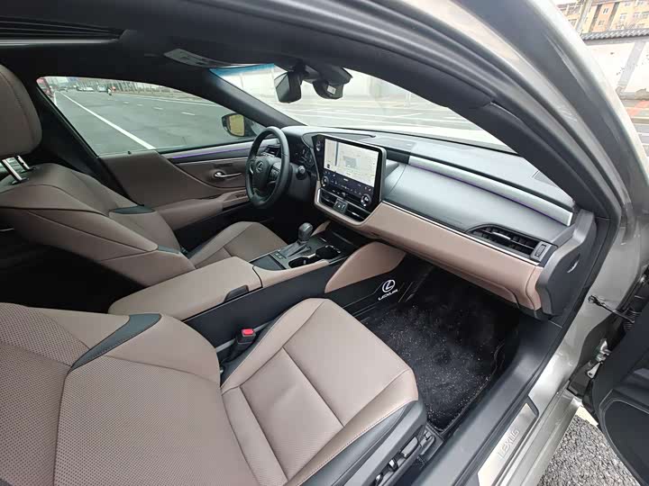 Фото 8 - Lexus ES