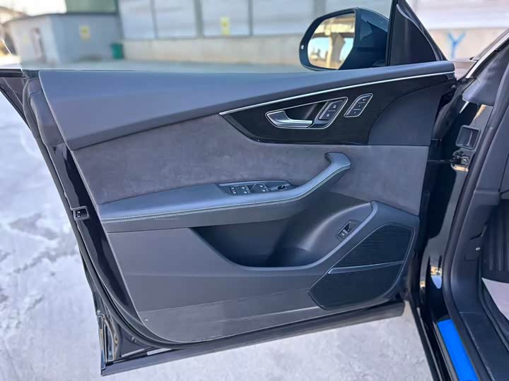 Фото 9 - Audi Q8