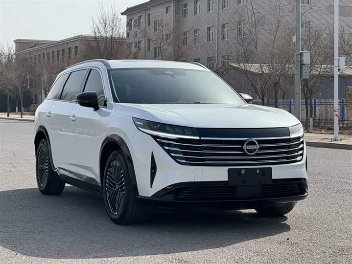 Photo 2 - Nissan Pathfinder