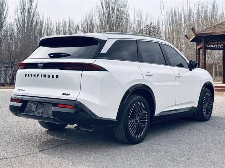 Photo 3 - Nissan Pathfinder