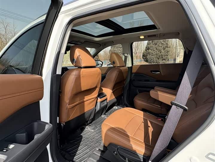 Photo 8 - Nissan Pathfinder