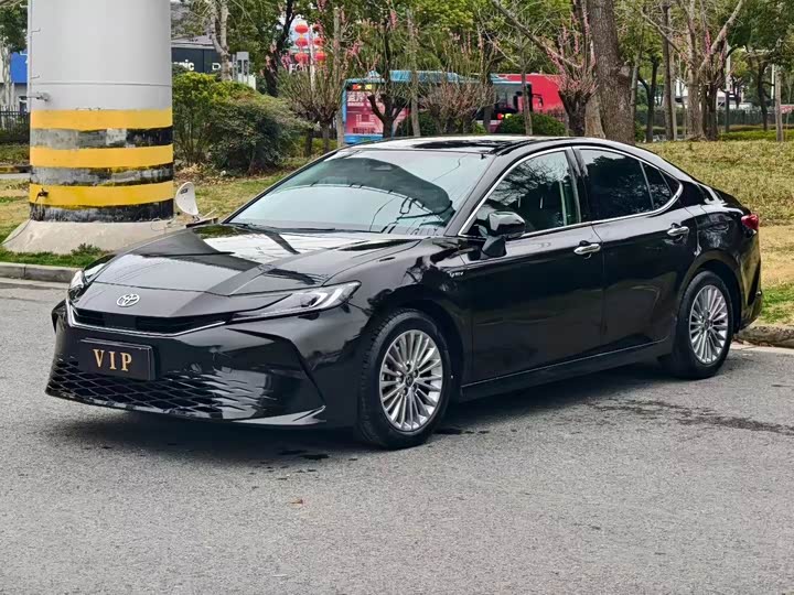 Фото 1 - Toyota Camry