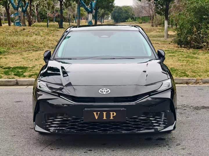 Фото 2 - Toyota Camry