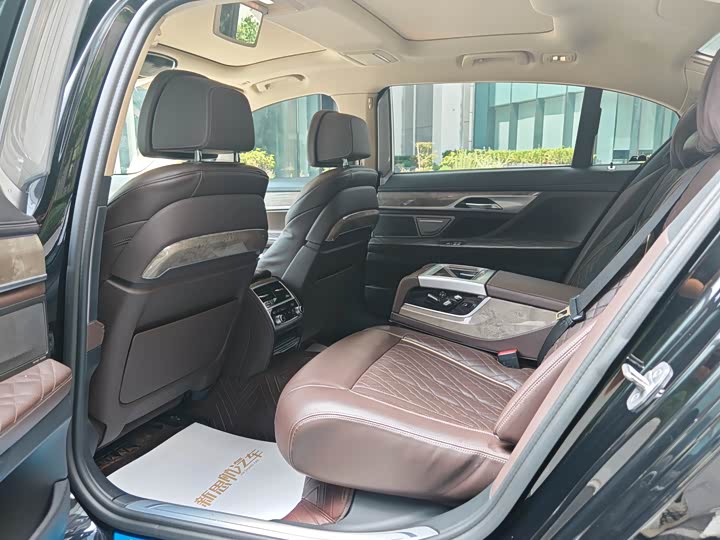 Фото 8 - BMW 7 Series