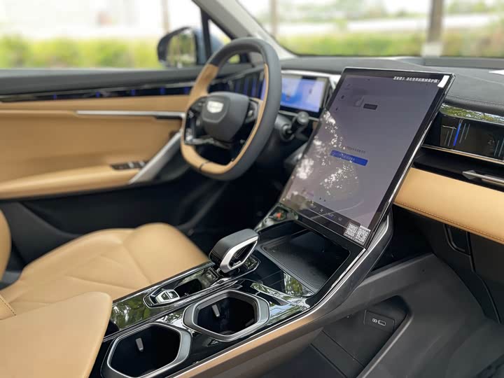 Фото 8 - Geely Atlas L