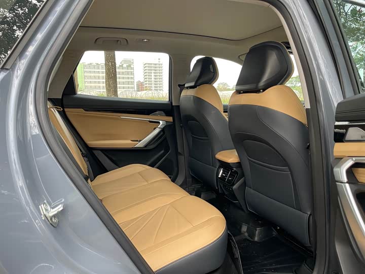 Фото 9 - Geely Atlas L