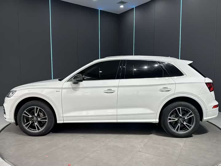 Фото 4 - Audi Q5L