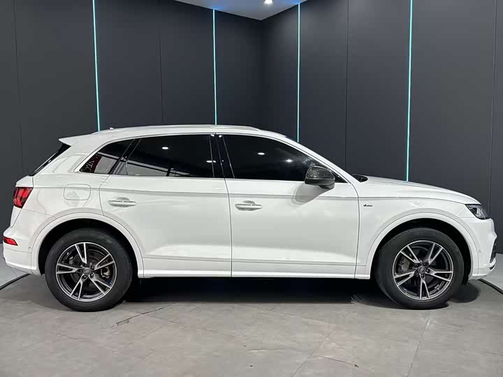 Фото 5 - Audi Q5L