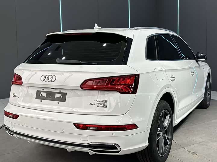 Фото 6 - Audi Q5L