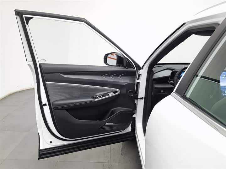 Фото 8 - Geely Atlas