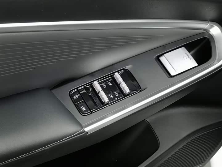 Фото 9 - Geely Atlas