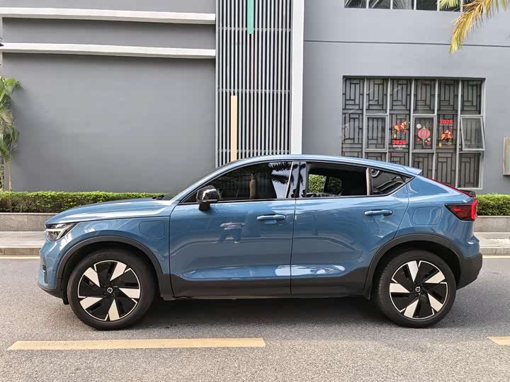 Фото 4 - Volvo C40