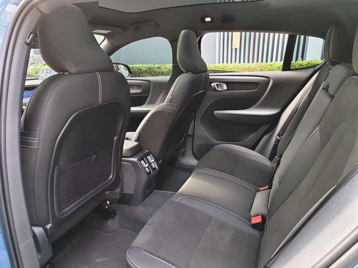 Фото 6 - Volvo C40