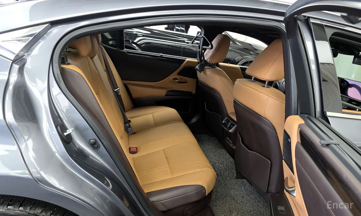 Фото 12 - Lexus ES