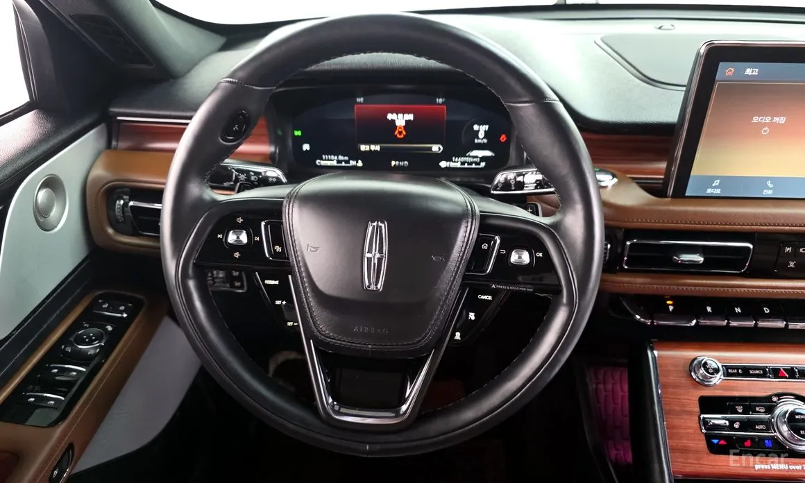 Фото 13 - Lincoln Aviator