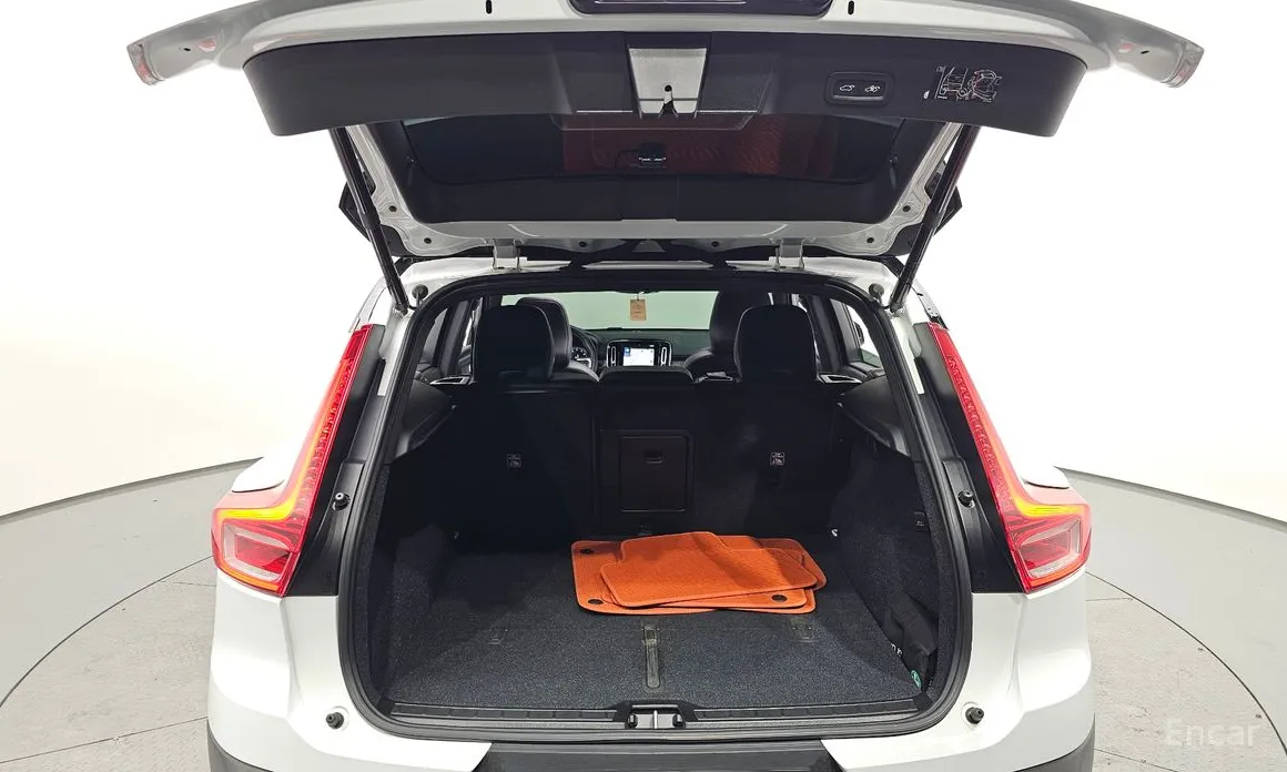 Фото 20 - Volvo XC40