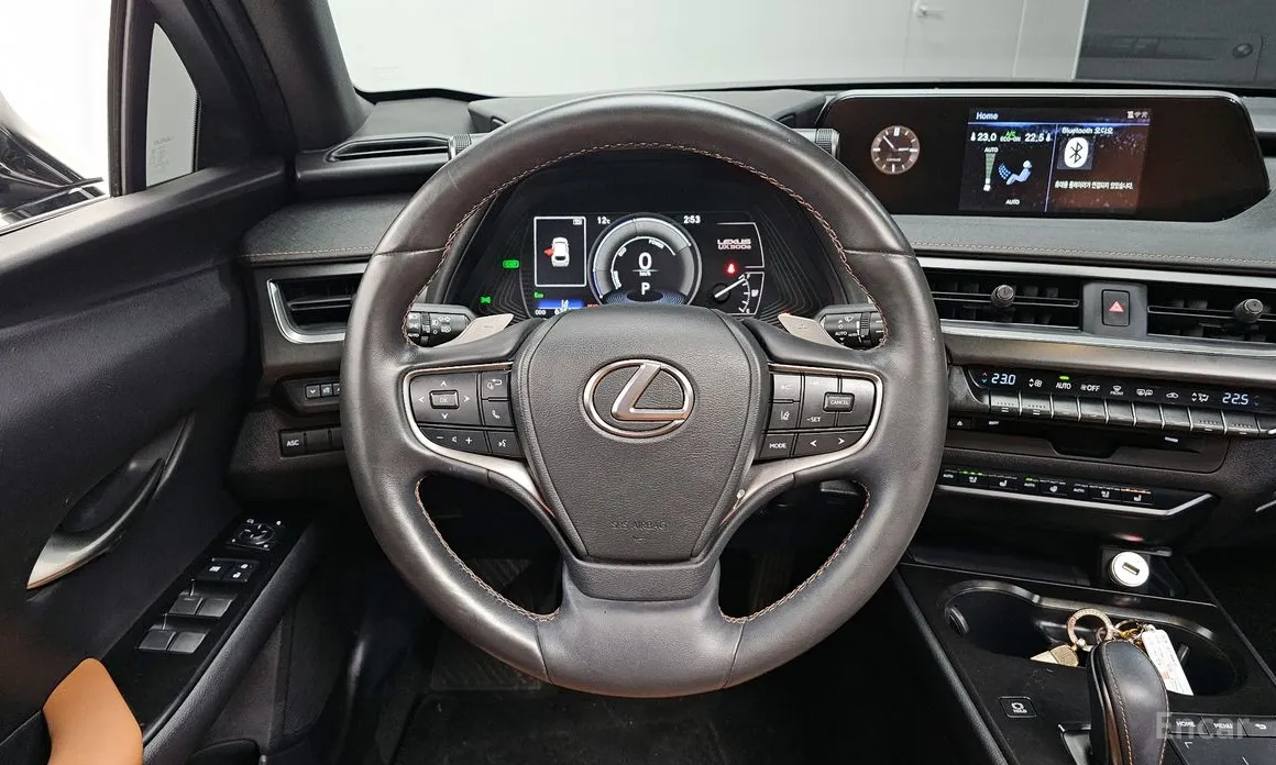 Фото 13 - Lexus UX