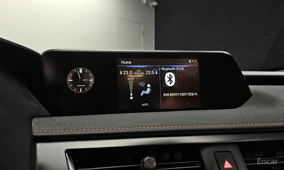 Фото 16 - Lexus UX