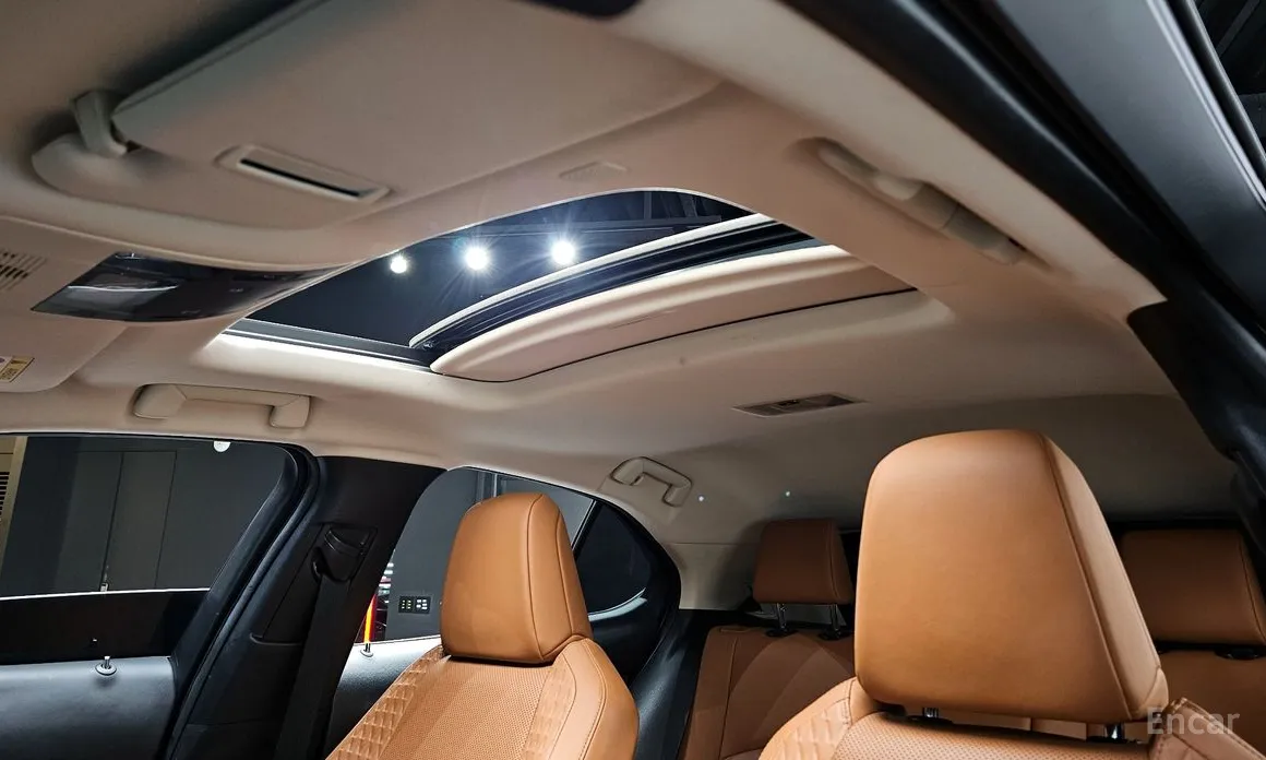 Фото 19 - Lexus UX