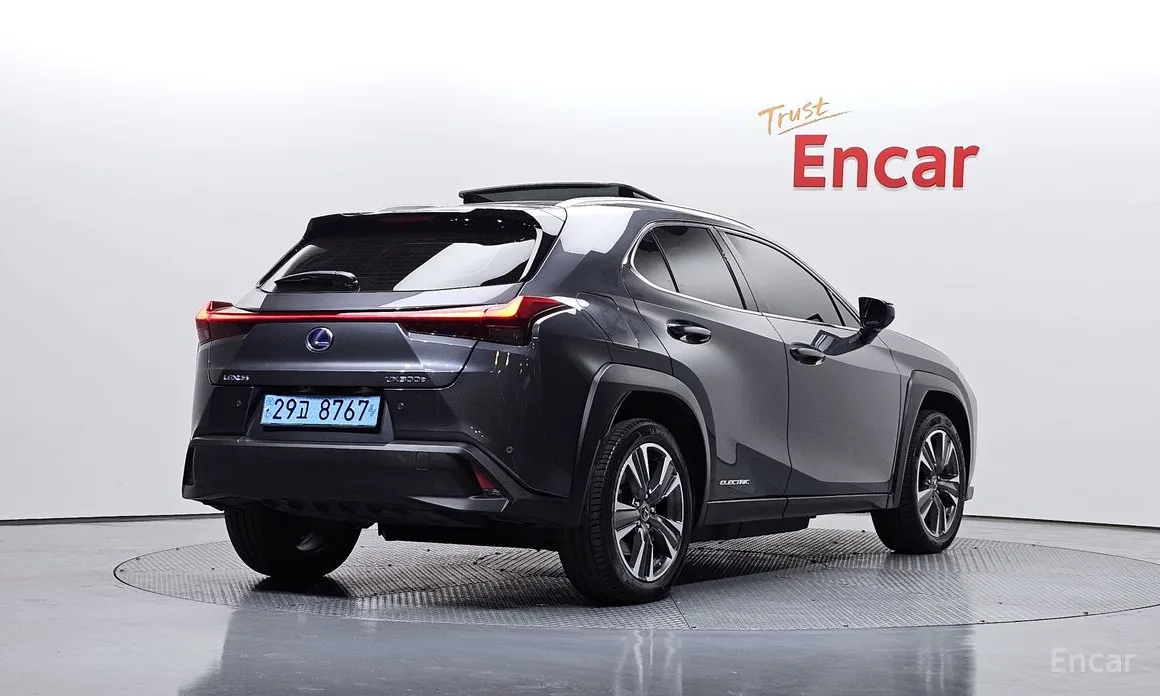 Фото 2 - Lexus UX