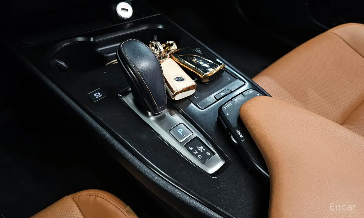 Фото 9 - Lexus UX