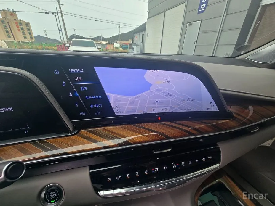 Фото 19 - Cadillac Escalade