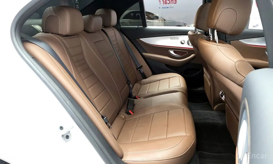 Фото 12 - Mercedes-Benz E-Class