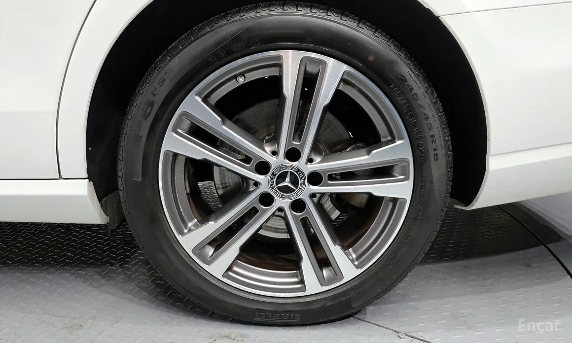 Фото 5 - Mercedes-Benz E-Class