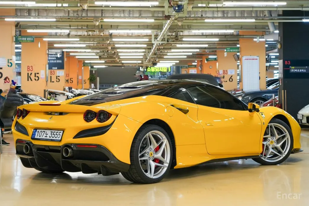 Фото 2 - Ferrari F8