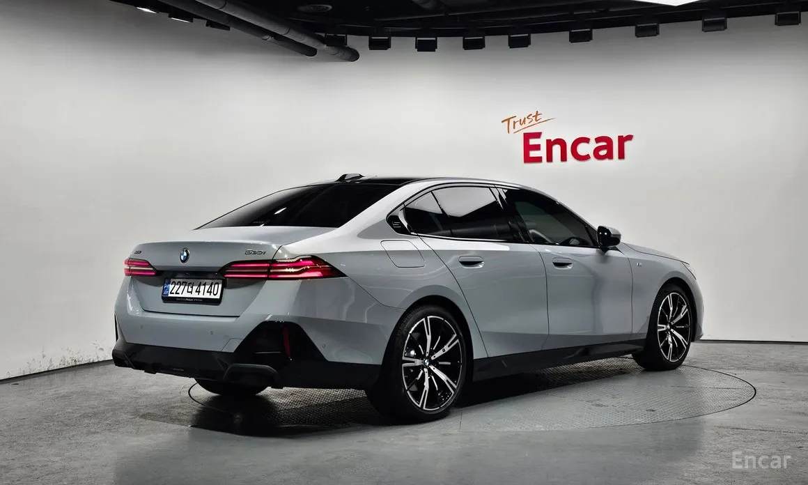 Photo 2 - BMW 5 Series