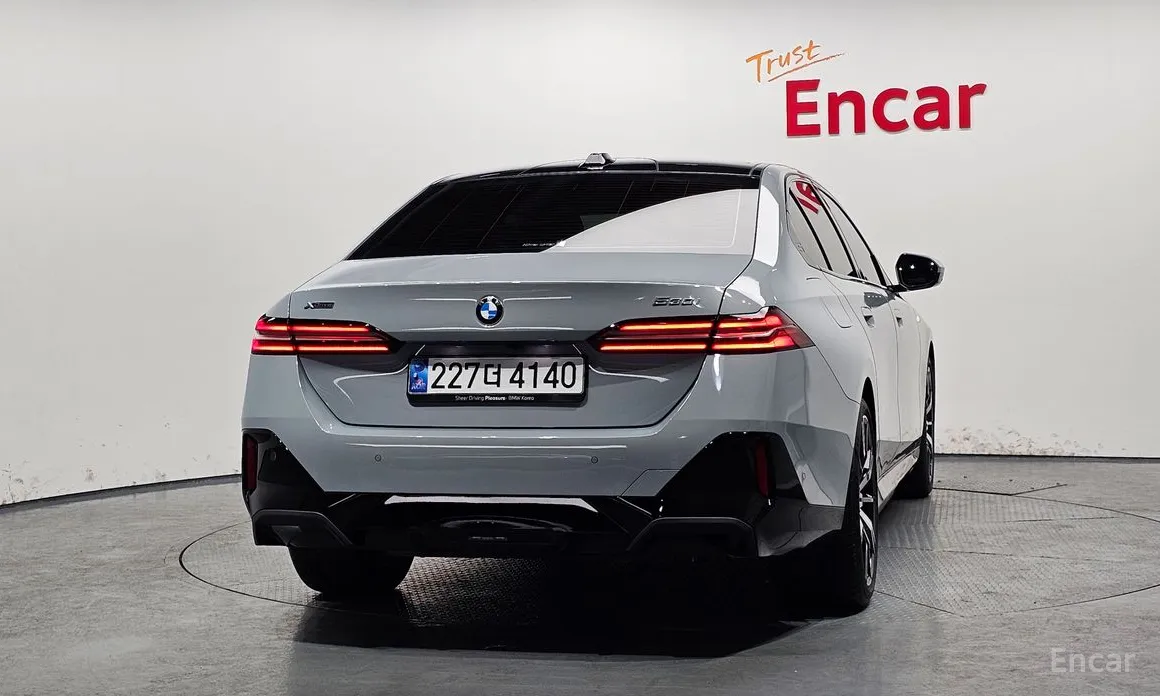 Photo 4 - BMW 5 Series