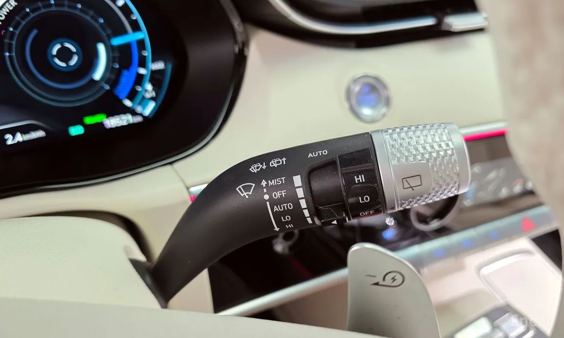 Фото 17 - Genesis GV70